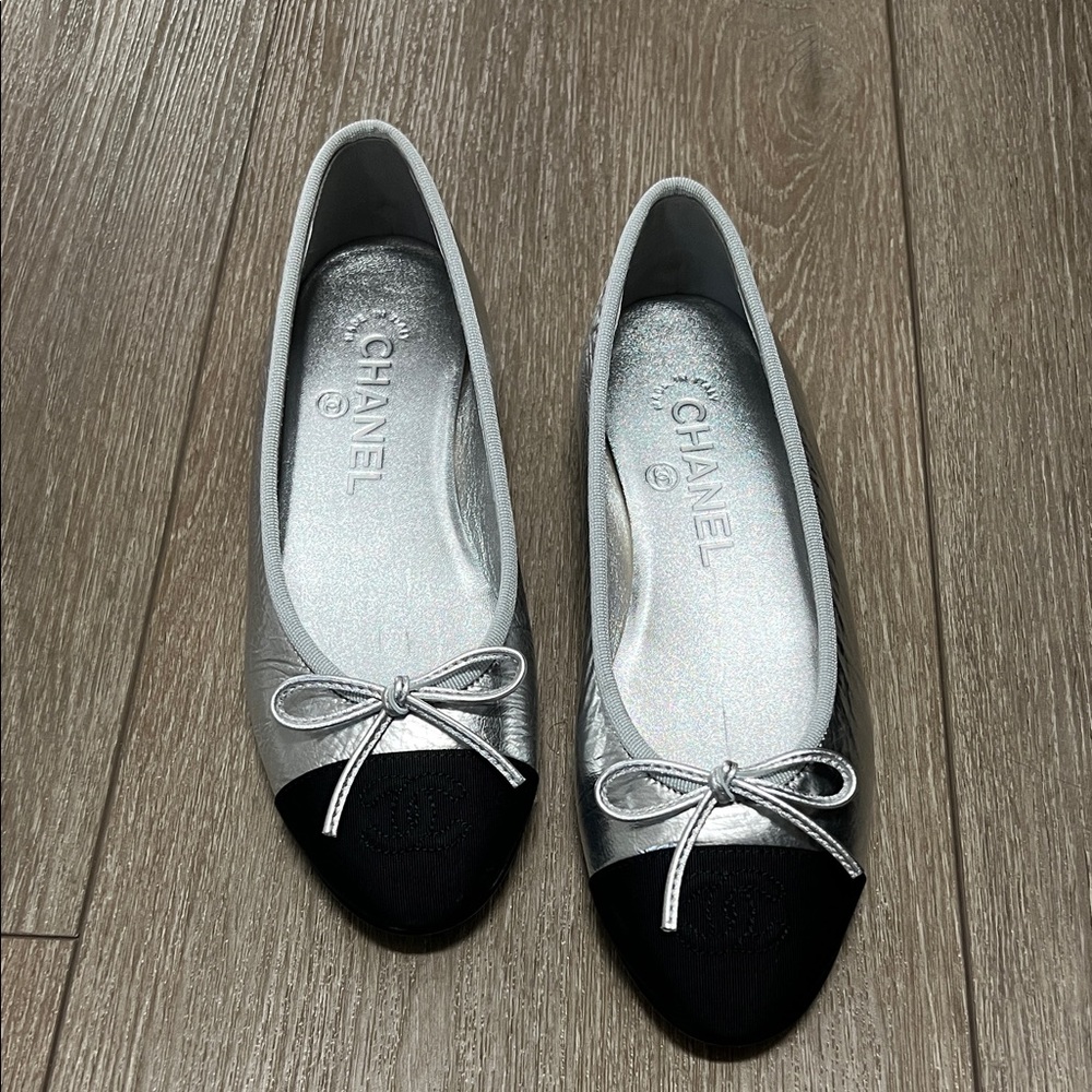 CHANEL Interlocking CC Logo Ballet Flats